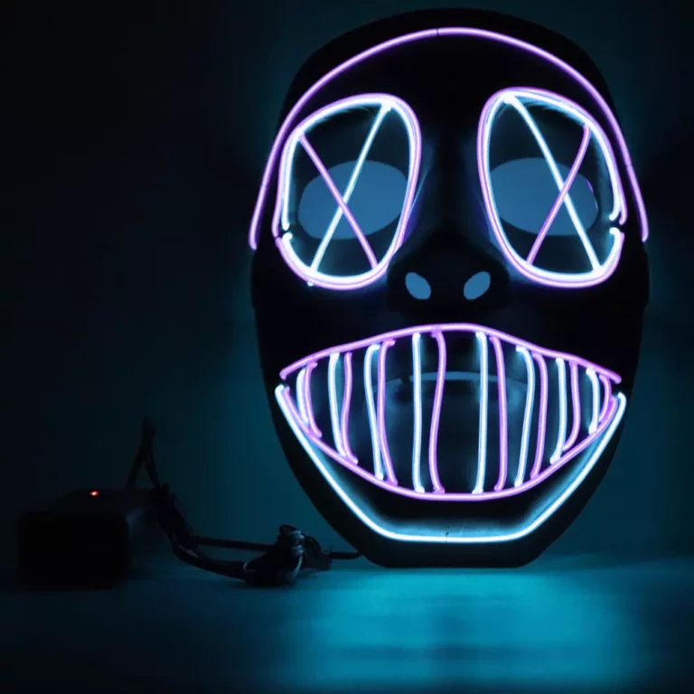 The Purge masque neon pour festival